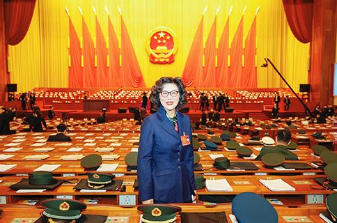 陈爱莲代表出席十三届全国人大五次会议闭幕会