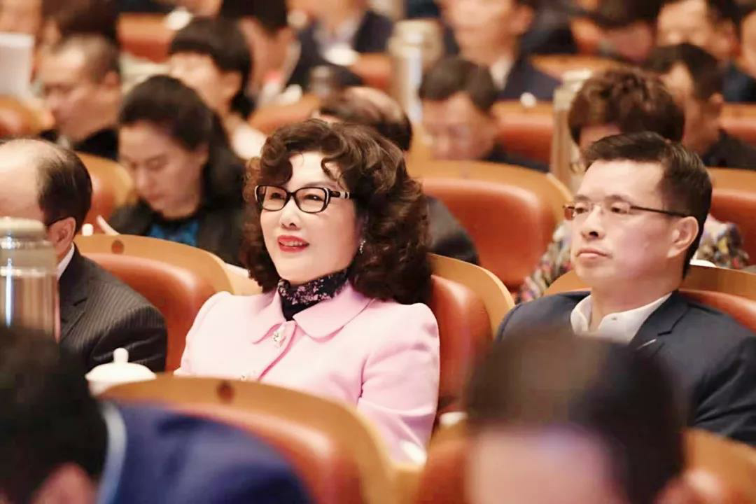 万丰董事局主席陈爱莲出席省委经济工作会议并建言