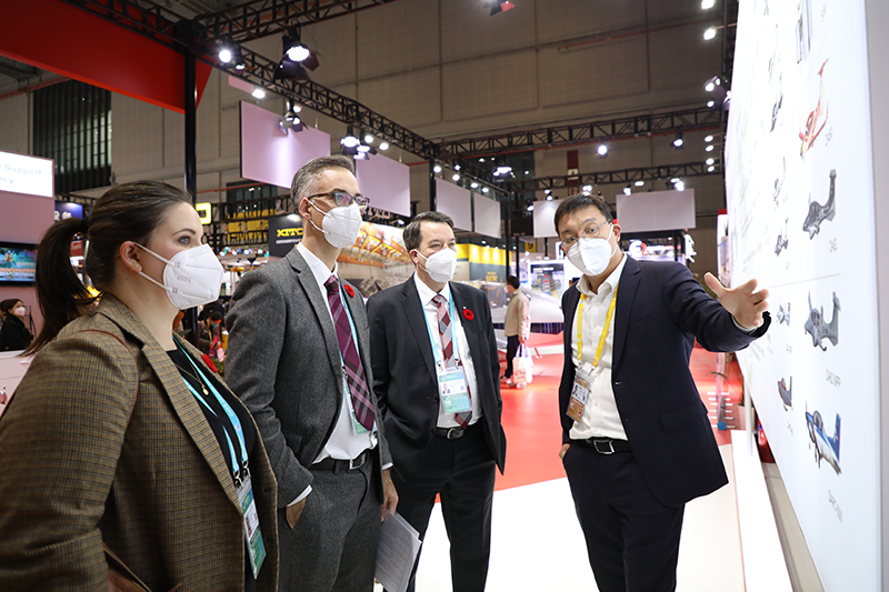 加拿大总领事Dave Murphy一行参观万丰钻石进博会展厅
