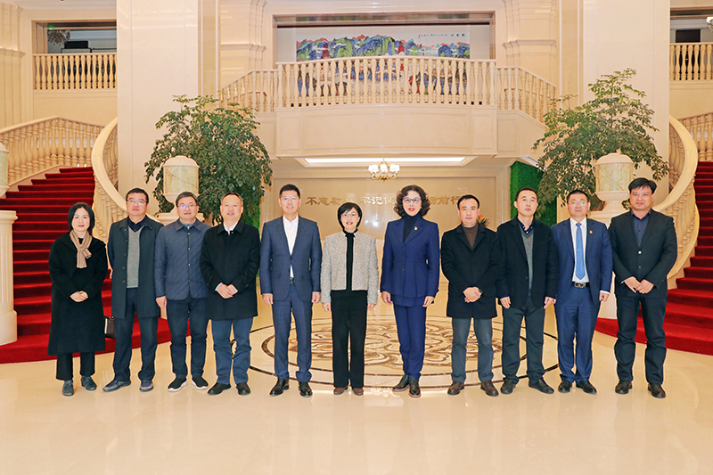 县委书记黄旭荣一行来万丰现场办公