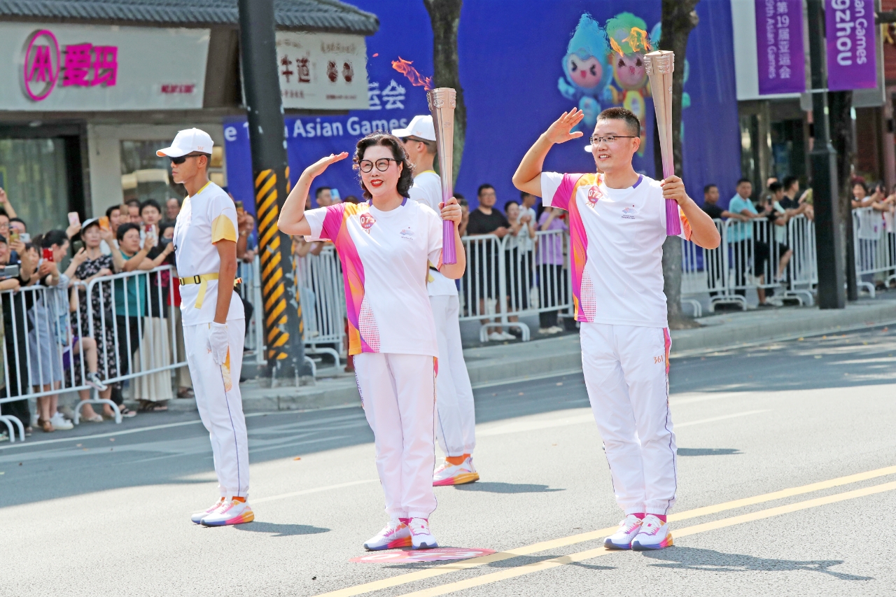 陈爱莲主席担任杭州亚运会火炬手