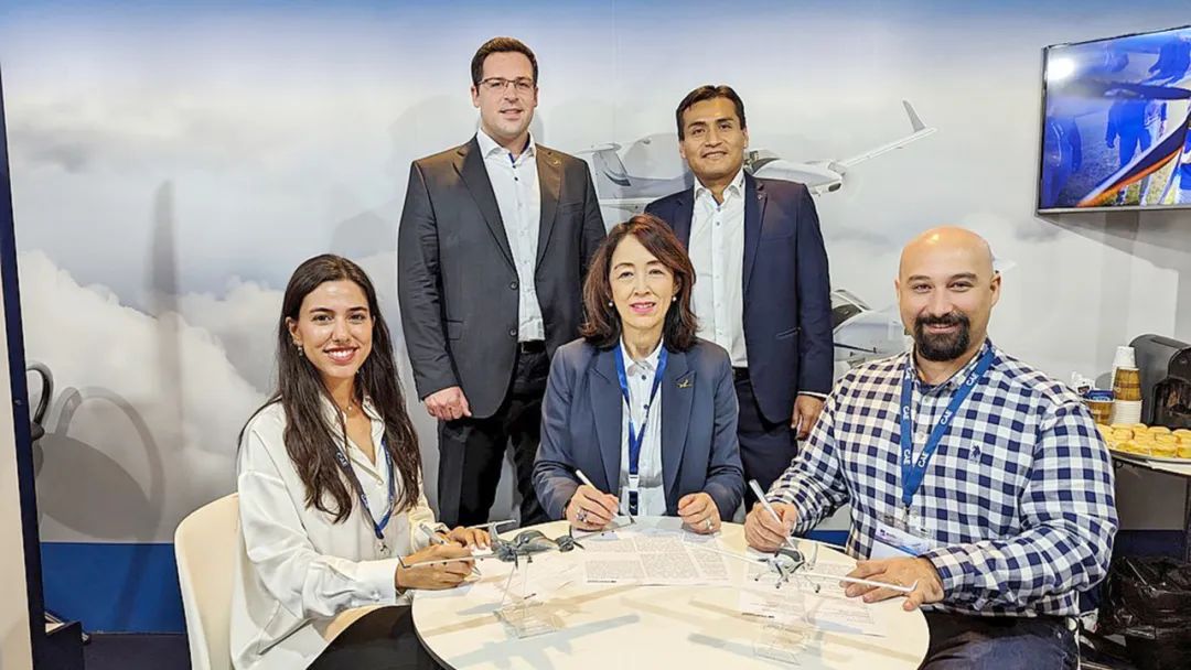 多国航校与万丰签署购机订单