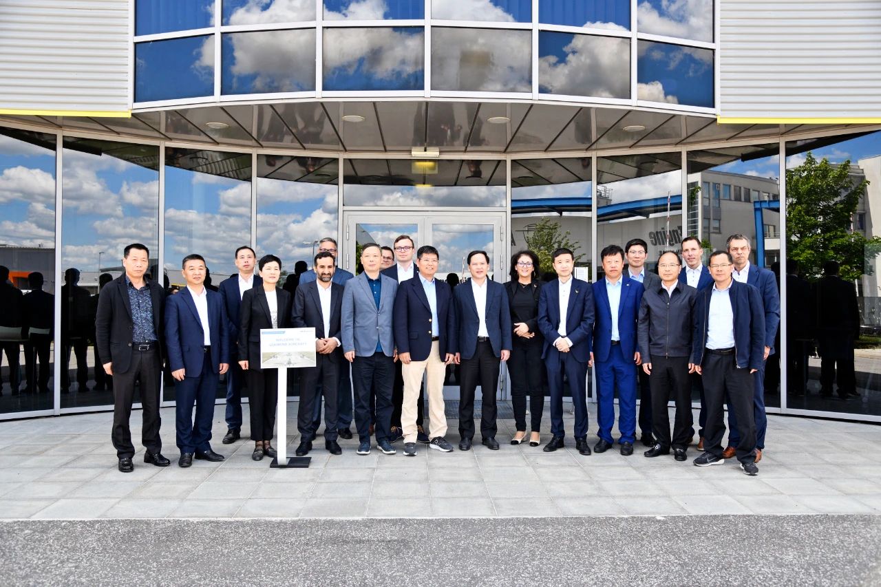 绍兴市委书记温暖一行考察万丰捷克、奥地利飞机制造基地