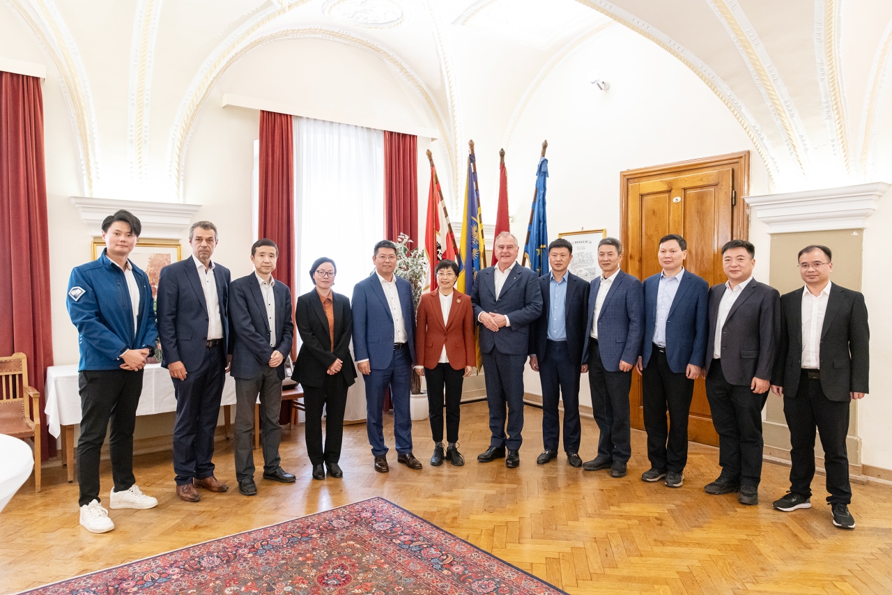 县委书记黄旭荣考察调研万丰奥地利钻石飞机公司